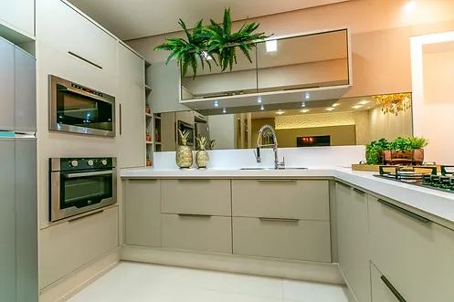 Closet planejado com marcenaria sob medida e iluminação embutida
